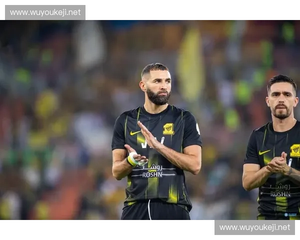 本泽马再度闪耀关键赛事引领球队逆转取胜的高光时刻解析全景报道